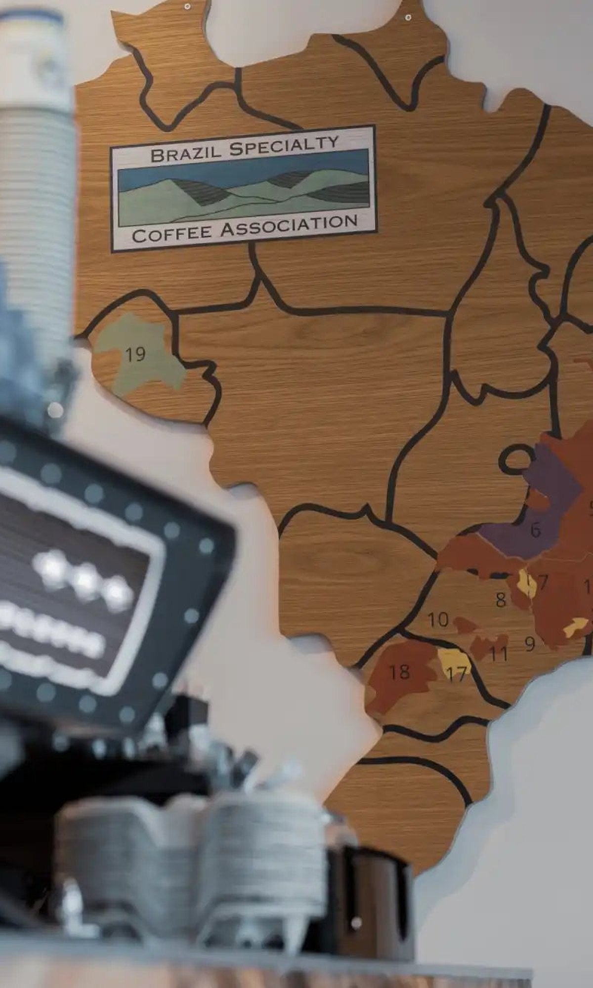Kaart van Brazilië aan de muur achter de espressomachine